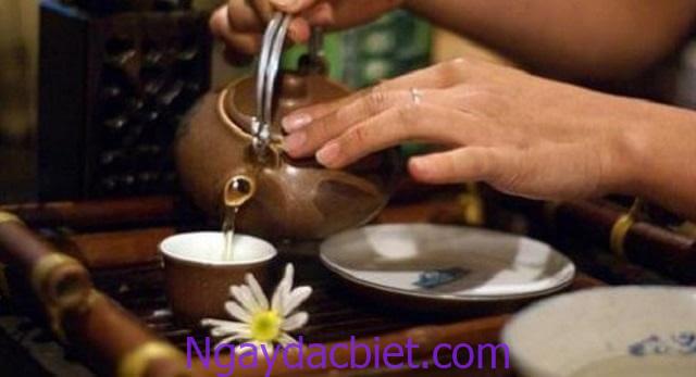 Nên chọn ấm pha trà bằng đất nung để làm nổi bật hương vị trà Thái Nguyên