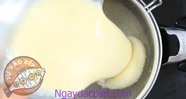 Cho hỗn hợp bơ - sữa - trứng chảy qua rây và nấu với lửa nhỏ đến sệt