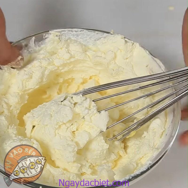 Đánh bông cứng hỗn hợp kem phô mai và whipping cream