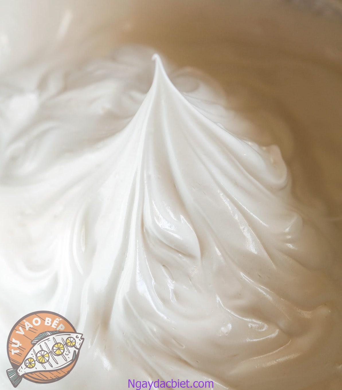 Đánh bông whipping cream cho đến khi nhấc phới lồng lên sẽ tạo ra một hình chóp đứng