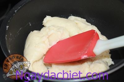 Đợi phần bột bánh nguội tương đối rồi hãy thêm trứng để tránh làm trứng chín sớm, gây vón cục