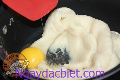 Đợi phần bột bánh nguội tương đối rồi hãy thêm trứng để tránh làm trứng chín sớm, gây đông tụ protein