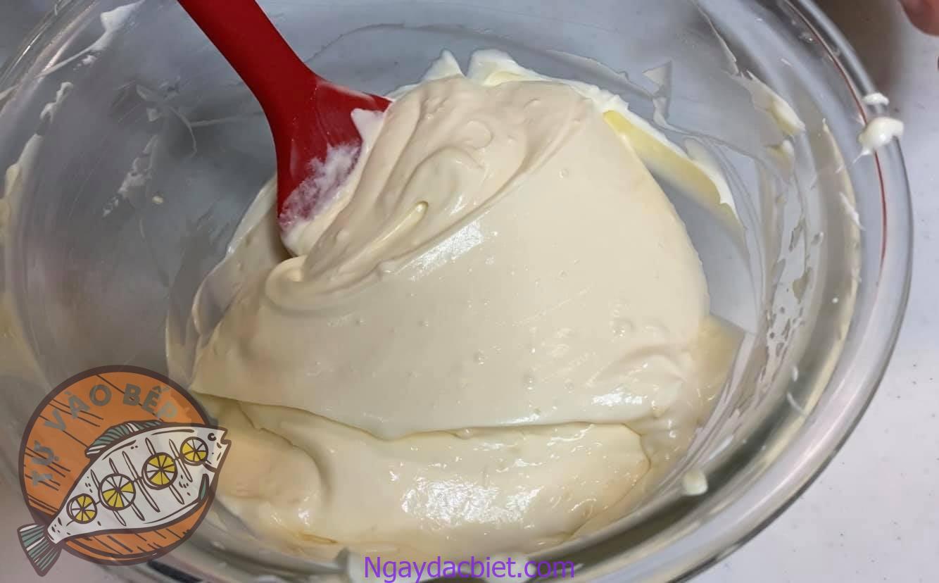 Phần kem nhân có màu vàng nhạt thơm béo từ vani, trứng và bơ sữa