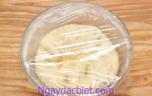 Phần vỏ bánh phải được ủ và đậy kín tránh để bột bị khô